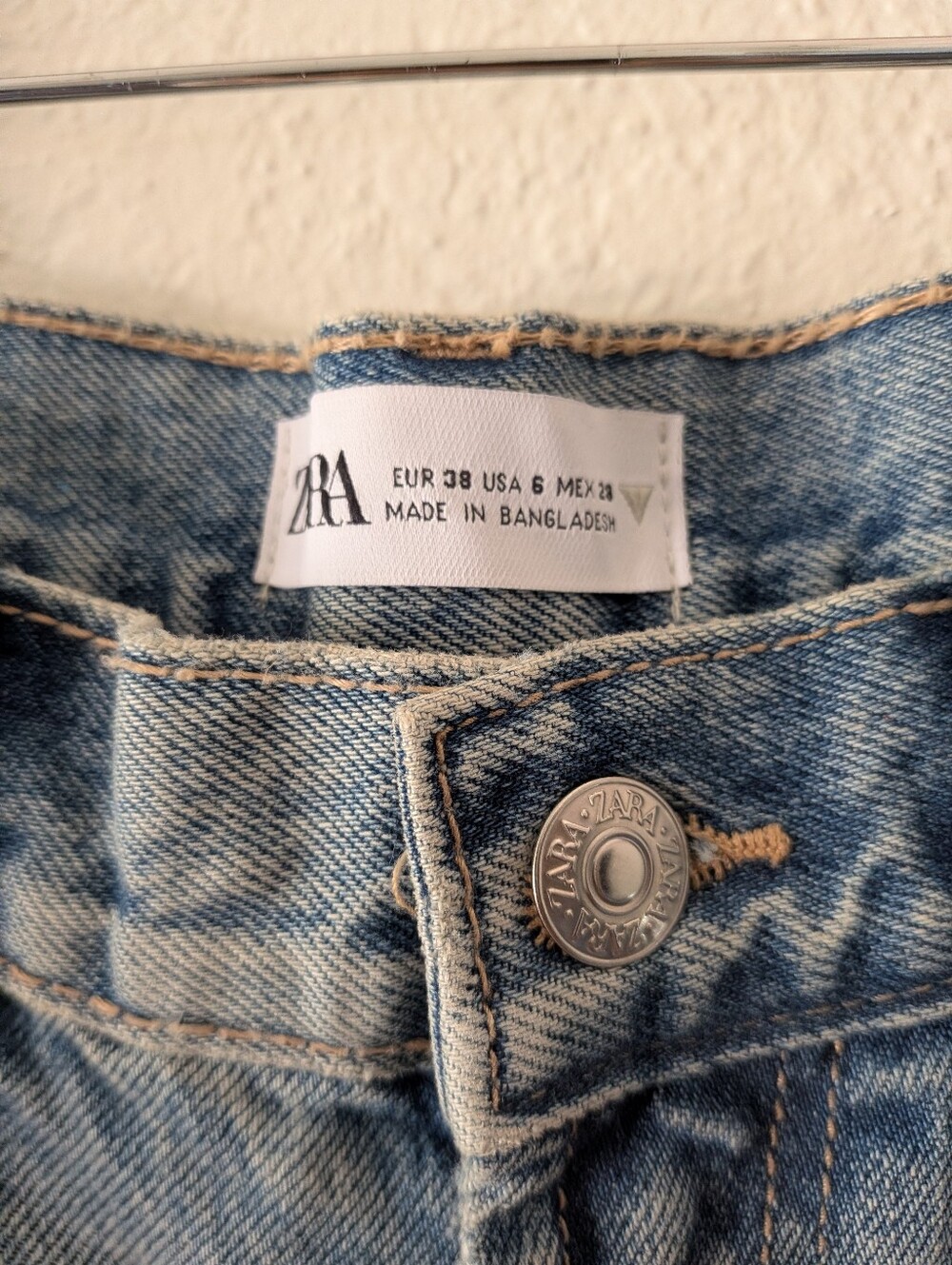 NWT Zara High-Rise Curved Short Length Booty Shorts Distressed Light Wash Size 6 - Picture 6 of 10
